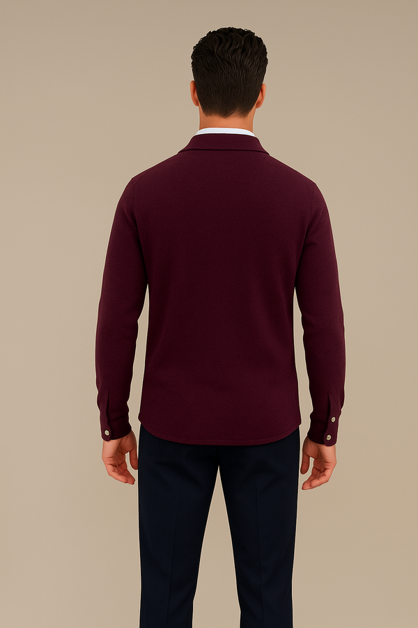 Chemise coloris bordeaux manches longues en 100% cachemire pour homme. Coupe droite, poignets. Vue dos.