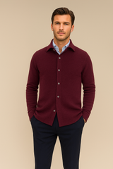 Chemise coloris bordeaux manches longues en 100% cachemire pour homme. Coupe droite, poignets. Vue face.