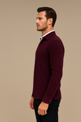 Chemise coloris bordeaux manches longues en 100% cachemire pour homme. Coupe droite, poignets. Vue profil.