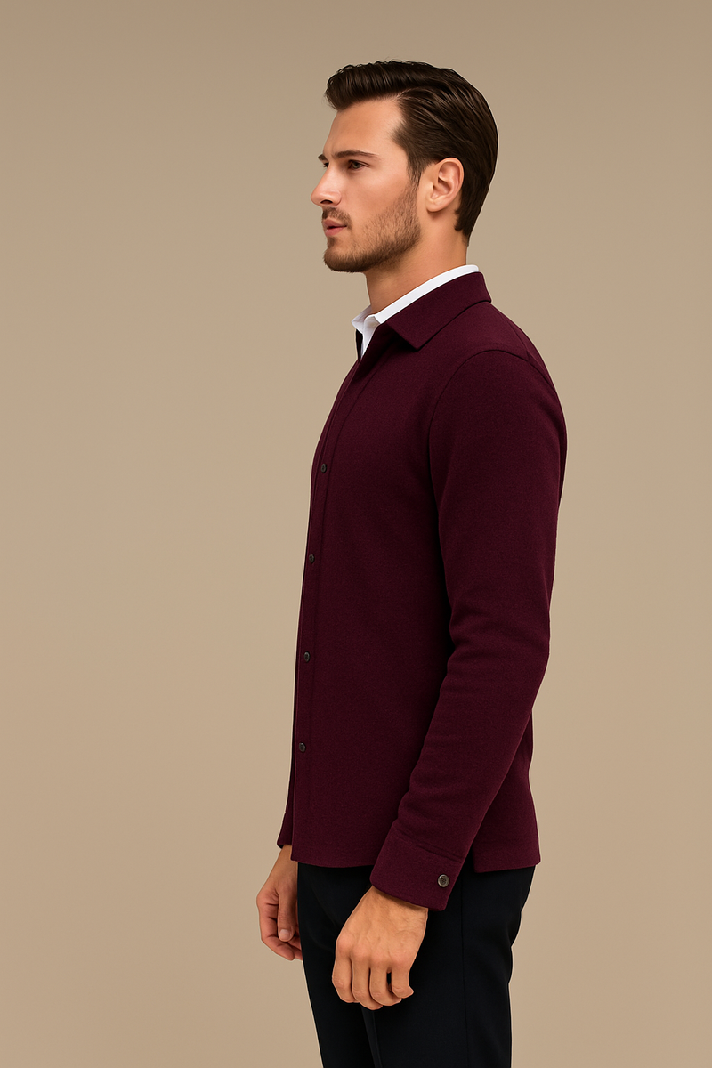 Chemise coloris bordeaux manches longues en 100% cachemire pour homme. Coupe droite, poignets. Vue profil.