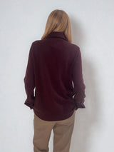 Chemise coloris bordeaux, manches longues, coupe droite, 100% cachemire  avec un col large et des poignets. Vue dos.
