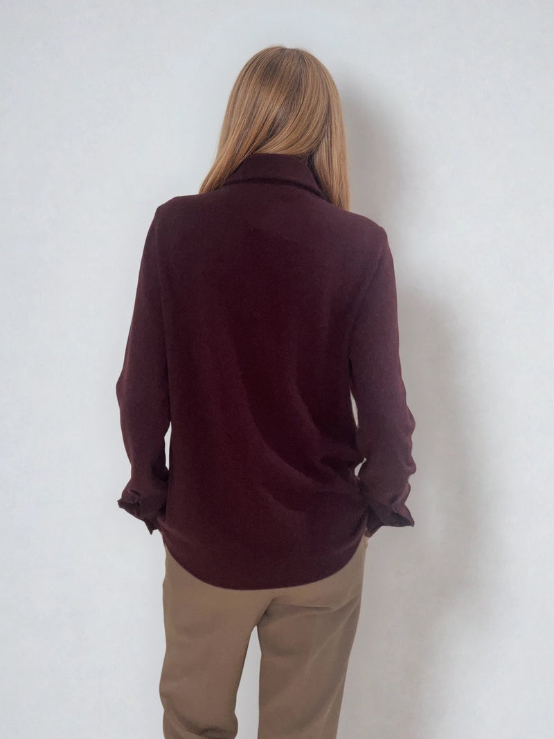 Chemise coloris bordeaux, manches longues, coupe droite, 100% cachemire  avec un col large et des poignets. Vue dos.