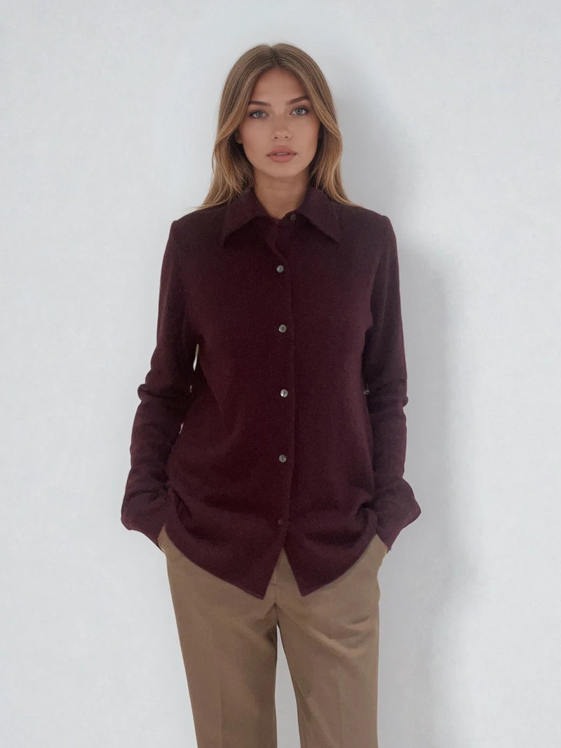 Chemise coloris bordeaux, manches longues, coupe droite, 100% cachemire  avec un col large et des poignets. Vue face.