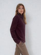 Chemise coloris bordeaux, manches longues, coupe droite, 100% cachemire  avec un col large et des poignets. Vue profil.