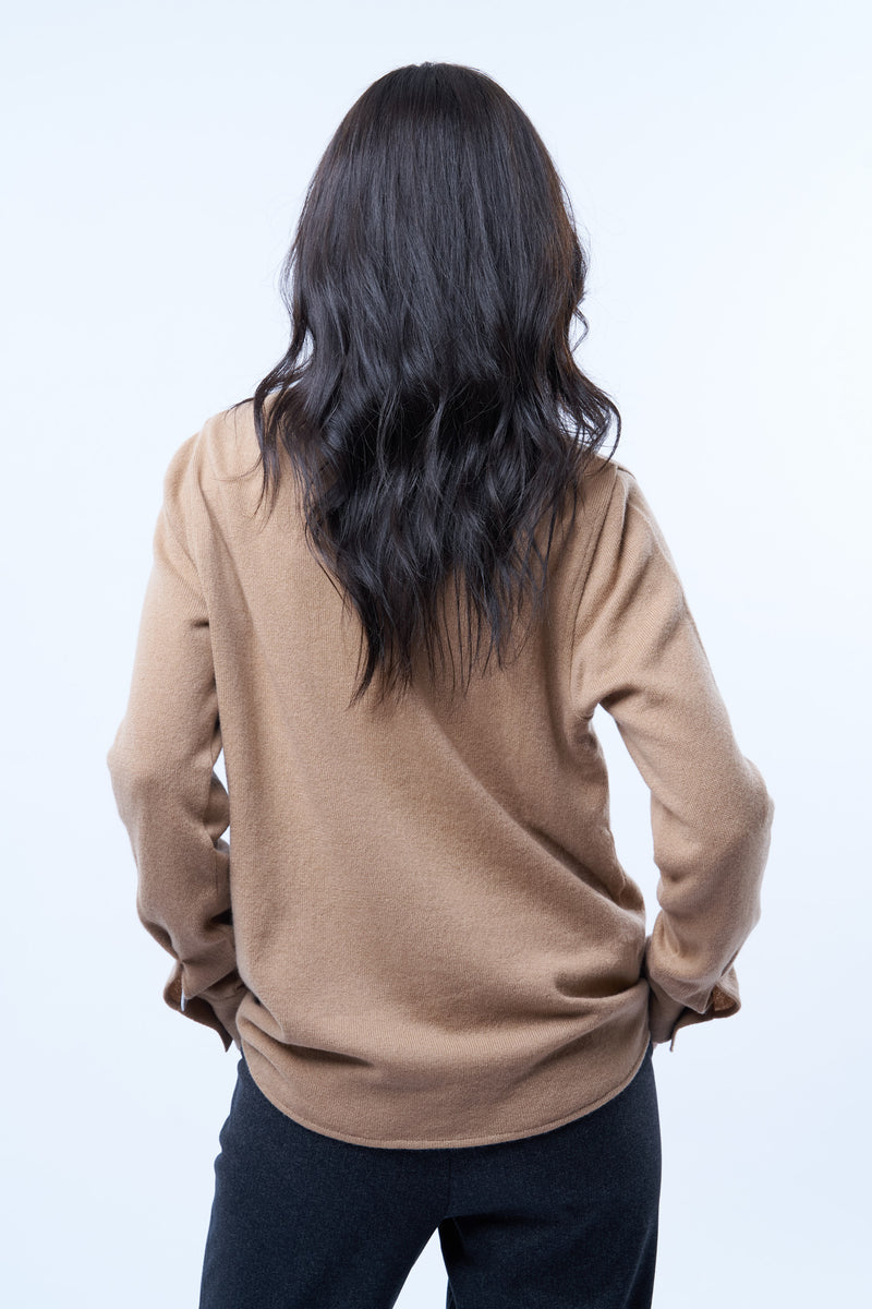 Chemise camel, manches longues, coupe droite, 100% cachemire  avec un col large et des poignets. Vue dos.