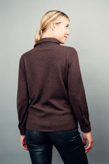 Chemise coloris choco, manches longues, coupe droite, 100% cachemire  avec un col large et des poignets. Vue dos.