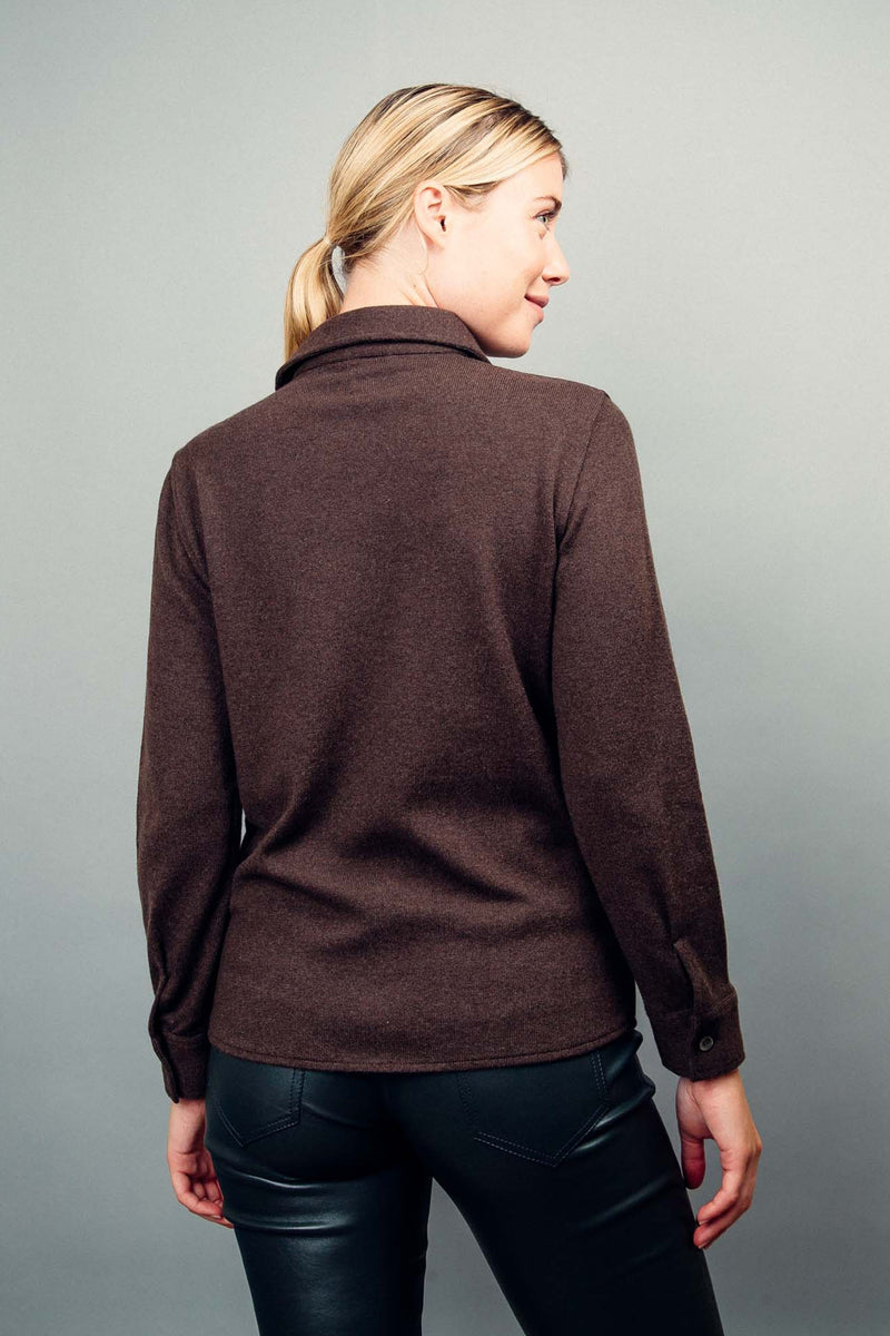 Chemise coloris choco, manches longues, coupe droite, 100% cachemire  avec un col large et des poignets. Vue dos.