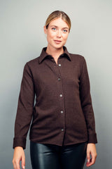 Chemise coloris choco, manches longues, coupe droite, 100% cachemire  avec un col large et des poignets. Vue face.