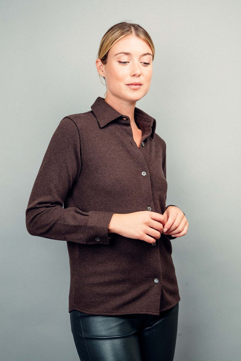 Chemise coloris choco, manches longues, coupe droite, 100% cachemire  avec un col large et des poignets. Vue profil.