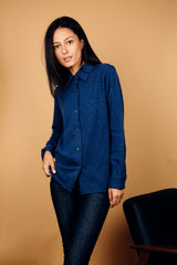 Chemise coloris denim, manches longues, coupe droite, 100% cachemire  avec un col large et des poignets. Vue face .