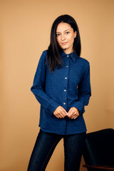 Chemise coloris denim, manches longues, coupe droite, 100% cachemire  avec un col large et des poignets. Vue face.