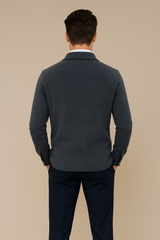 Chemise coloris gris anthracite manches longues en 100% cachemire pour homme. Coupe droite, poignets. Vue dos.