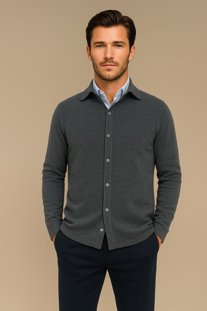 Chemise coloris gris anthracite manches longues en 100% cachemire pour homme. Coupe droite, poignets. Vue face.