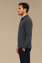 Chemise coloris gris anthracite manches longues en 100% cachemire pour homme. Coupe droite, poignets. Vue profil.