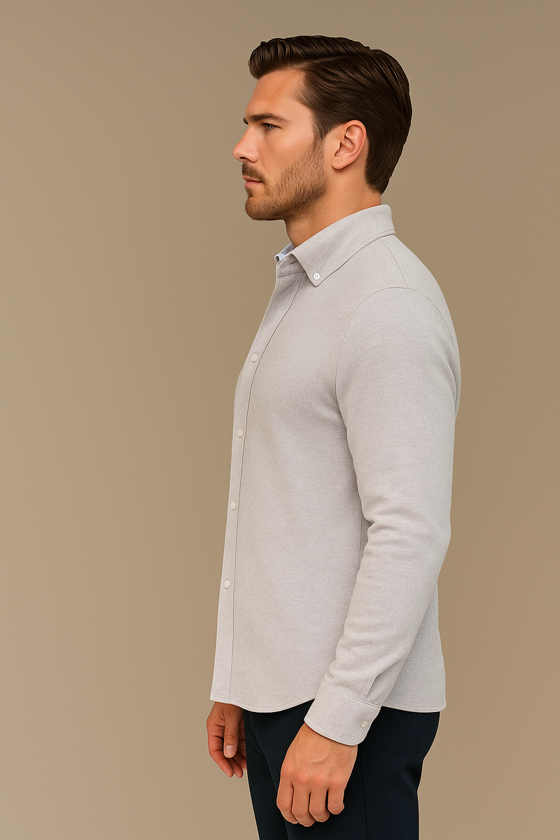 Chemise coloris beige manches longues en 100% cachemire pour homme. Coupe droite, poignets. Vue profil.