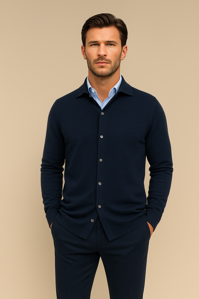 Chemise coloris gris anthracite manches longues en 100% cachemire pour homme. Coupe droite, poignets. Vue face chemise boutonnée.
