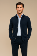 Chemise coloris marine manches longues en 100% cachemire pour homme. Coupe droite, poignets. Vue face.