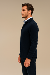 Chemise coloris marine manches longues en 100% cachemire pour homme. Coupe droite, poignets. Vue profil.