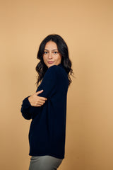 Chemise coloris marine, manches longues, coupe droite, 100% cachemire  avec un col large et des poignets. Vue côté.