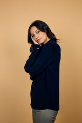 Chemise coloris marine, manches longues, coupe droite, 100% cachemire  avec un col large et des poignets. Vue profil.