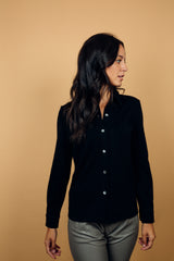 Chemise coloris noir, manches longues, coupe droite, 100% cachemire  avec un col large et des poignets.