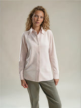 Chemise coloris nude, nuance de rose saumoné, manches longues, coupe droite, 100% cachemire  avec un col large et des poignets. 