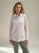 Chemise coloris nude, nuance de rose saumoné, manches longues, coupe droite, 100% cachemire  avec un col large et des poignets. Vue face.
