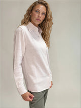 Chemise coloris nude, nuance de rose saumoné, manches longues, coupe droite, 100% cachemire  avec un col large et des poignets. 