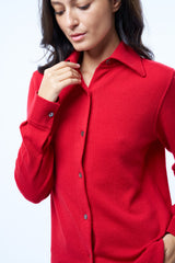 Chemise rouge, manches longues, coupe droite, 100% cachemire avec un col large et des poignets. Détail col.