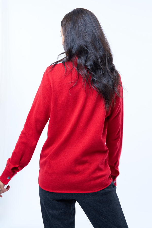 Chemise rouge, manches longues, coupe droite, 100% cachemire avec un col large et des poignets. Vue dos.