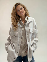 Surchemise coloris beige fermée par 6 pressions. 2 poches plaquées au niveau de la poitrine et 2 fausses poches côtés.
Se porte comme une veste. Composition: 71%cachemire, 19% soie, 10% polyester, matière très douce.