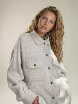 Surchemise coloris beige fermée par 6 pressions. 2 poches plaquées au niveau de la poitrine et 2 fausses poches côtés.
Se porte comme une veste. Composition: 71%cachemire, 19% soie, 10% polyester, matière très douce.