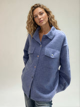 Surchemise coloris jean fermée par 6 pressions. 2 poches plaquées au niveau de la poitrine et 2 fausses poches côtés.
Se porte comme une veste. Composition: 71%cachemire, 19% soie, 10% polyester, matière très douce.
