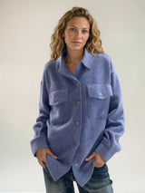 Surchemise coloris jean fermée par 6 pressions. 2 poches plaquées au niveau de la poitrine et 2 fausses poches côtés.
Se porte comme une veste. Composition: 71%cachemire, 19% soie, 10% polyester, matière très douce.