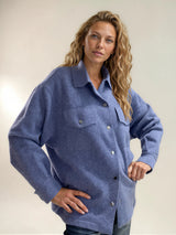 Surchemise coloris jean fermée par 6 pressions. 2 poches plaquées au niveau de la poitrine et 2 fausses poches côtés.
Se porte comme une veste. Composition: 71%cachemire, 19% soie, 10% polyester, matière très douce.