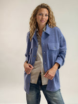 Surchemise coloris jean fermée par 6 pressions. 2 poches plaquées au niveau de la poitrine et 2 fausses poches côtés.
Se porte comme une veste. Composition: 71%cachemire, 19% soie, 10% polyester, matière très douce.