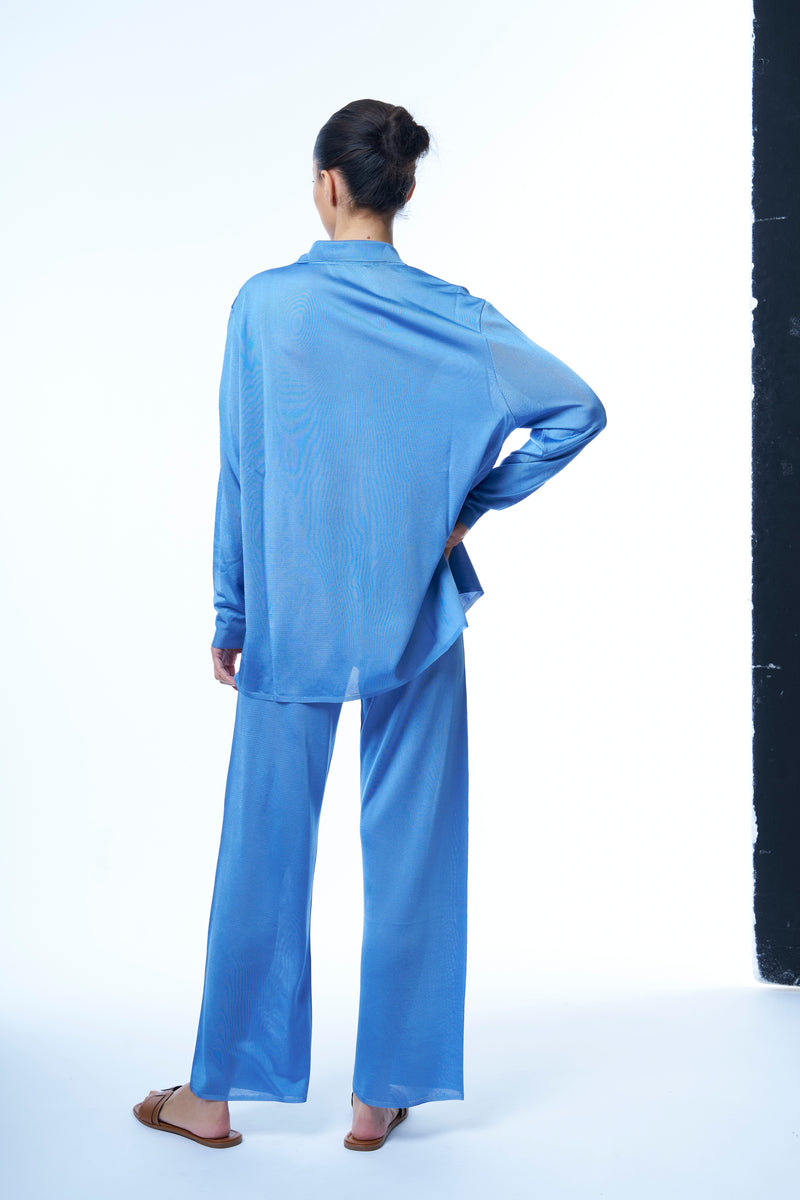 Chemise oversize ciel en 100% viscose, manches longues, fluide et légère. Elle couvre largement le bas du dos.
A associer avec le pantalon droit en viscose ciel.