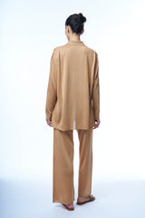 Chemise oversize coloris doré miel en 100% viscose, manches longues, fluide et légère. Elle couvre largement le bas du dos. Fentes sur les côtés. 
A associer avec le pantalon en viscose coloris doré.