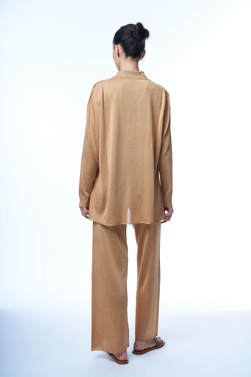 Chemise oversize coloris doré miel en 100% viscose, manches longues, fluide et légère. Elle couvre largement le bas du dos. Fentes sur les côtés. 
A associer avec le pantalon en viscose coloris doré.