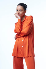 Chemise oversize orange en 100% viscose, manches longues, fluide et légère. Elle couvre largement le bas du dos. Fentes sur les côtés. 
A associer avec le pantalon en viscose orange.