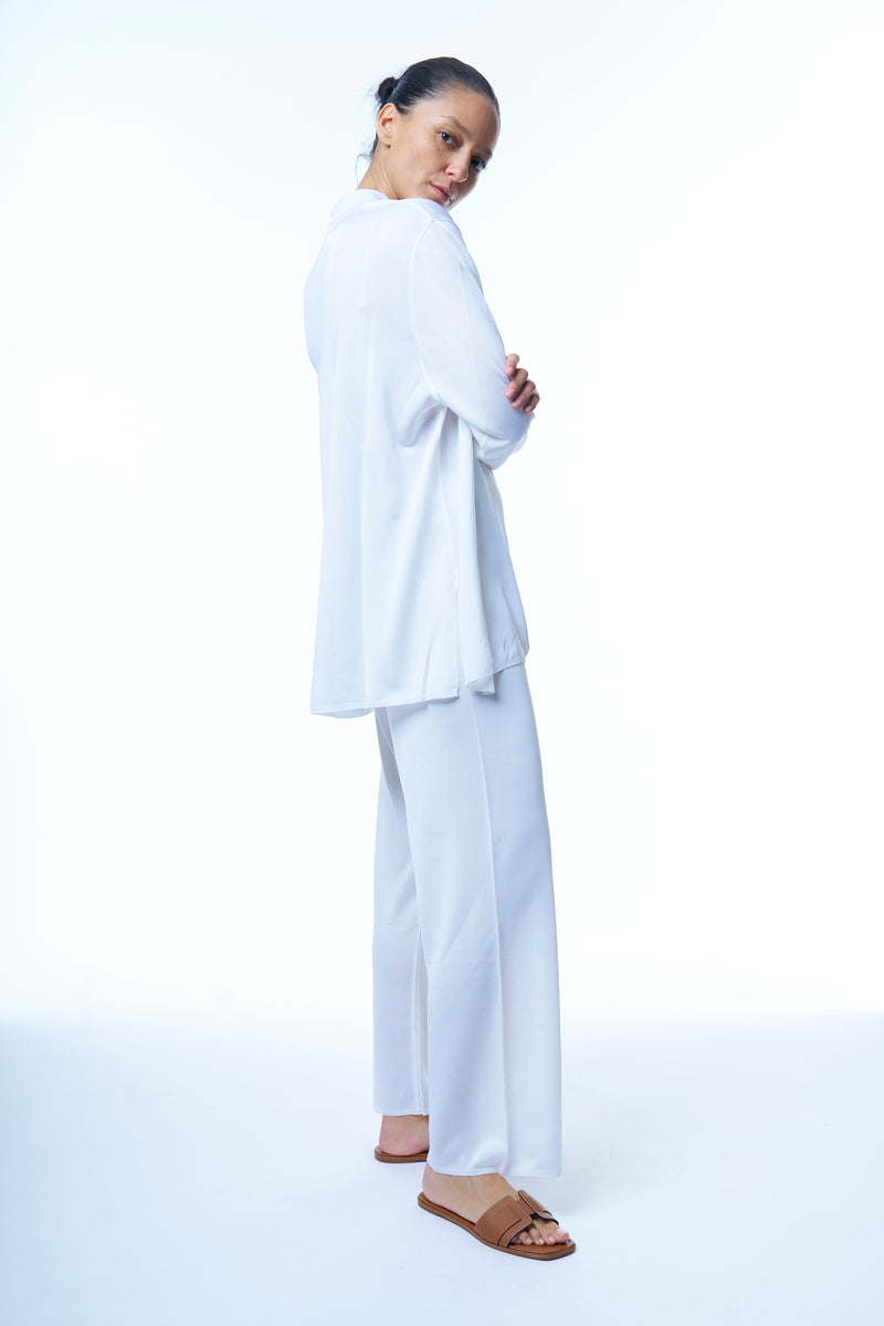 Chemise oversize blanche en 100% viscose, manches longues, fluide et légère. Elle couvre largement le bas du dos. Fentes sur les côtés. 
A associer avec le pantalon en viscose blanc.