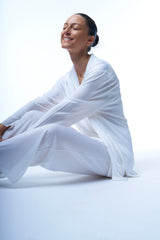 Chemise oversize blanche en 100% viscose, manches longues, fluide et légère. Elle couvre largement le bas du dos. Fentes sur les côtés. 
A associer avec le pantalon en viscose blanc.