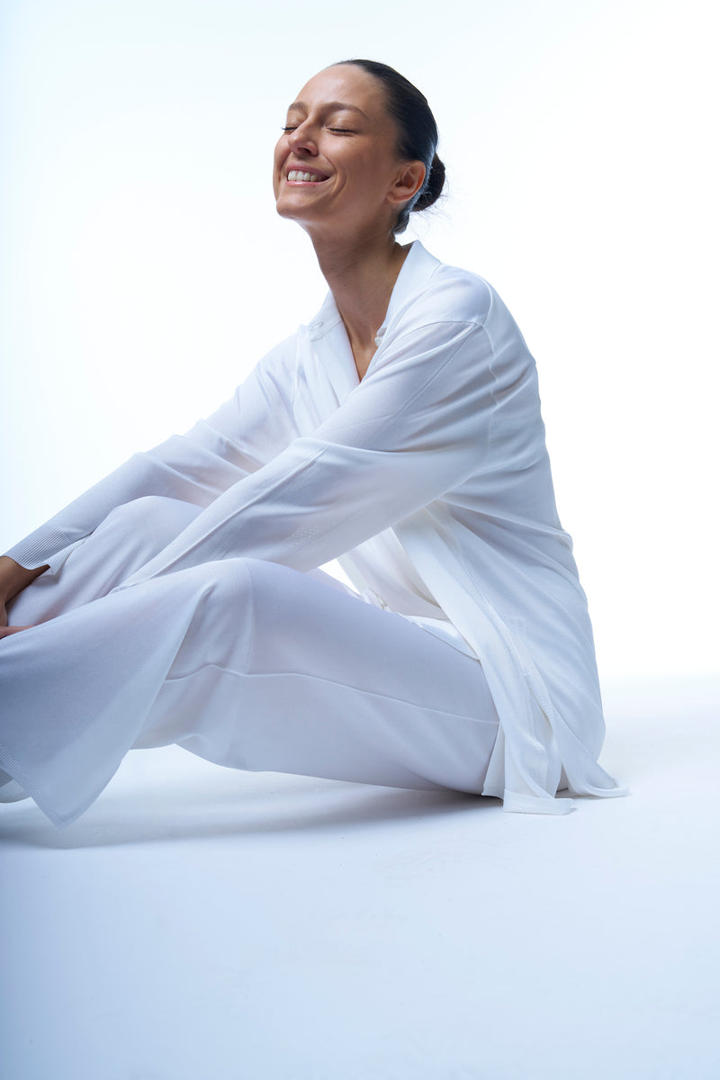 Chemise oversize blanche en 100% viscose, manches longues, fluide et légère. Elle couvre largement le bas du dos. Fentes sur les côtés. 
A associer avec le pantalon en viscose blanc.