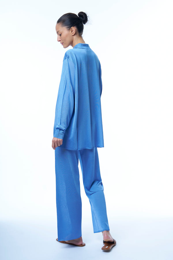Chemise oversize ciel en 100% viscose, manches longues, fluide et légère. Elle couvre largement le bas du dos.
A associer avec le pantalon en viscose ciel.