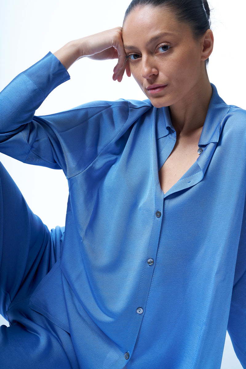 Chemise oversize ciel en 100% viscose manches longues. La chemise est fluide et couvre largement le bas du dos. 