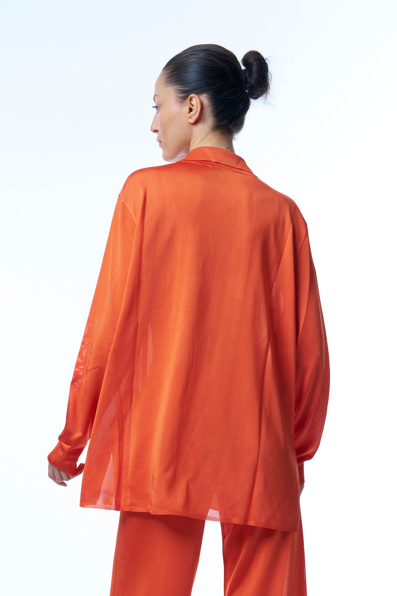 Chemise oversize orange en 100% viscose, manches longues, fluide et légère. Elle couvre largement le bas du dos. Fentes sur les côtés. 
A associer avec le pantalon en viscose orange.