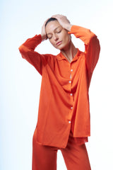 Chemise oversize orange en 100% viscose, manches longues, fluide et légère. Elle couvre largement le bas du dos. Fentes sur les côtés. 
A associer avec le pantalon en viscose orange.