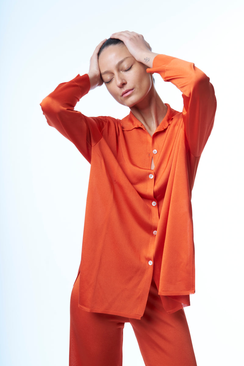 Chemise oversize orange en 100% viscose, manches longues, fluide et légère. Elle couvre largement le bas du dos. Fentes sur les côtés. 
A associer avec le pantalon en viscose orange.