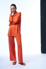 Chemise oversize orange en 100% viscose, manches longues, fluide et légère. Elle couvre largement le bas du dos. Fentes sur les côtés. 
A associer avec le pantalon en viscose orange.