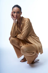 Chemise oversize coloris doré en 100% viscose, manches longues, fluide et légère. Elle couvre largement le bas du dos. Fentes sur les côtés. 
A associer avec le pantalon en viscose coloris doré.